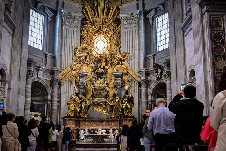 Imagen de la Basílica de San Pedro durante la Misa Crismal del Jueves Santo en el Vaticano