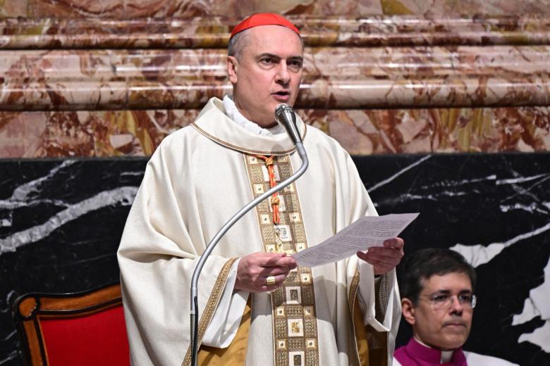 Calcagno ha leído la homilía que Francisco dejó preparada. En ella, Francisco ha animado a los sacerdotes a iniciar el año jubilar «bajo el signo de la conversión», así como a renovar «las promesas de ordenación». «cada uno de nosotros tiene una Palabra que cumplir. Cada uno de nosotros tiene con la Palabra de Dios una relación que viene desde lejos. Y la ponemos al servicio de todos sólo cuando la Biblia sigue siendo nuestro primer hogar».