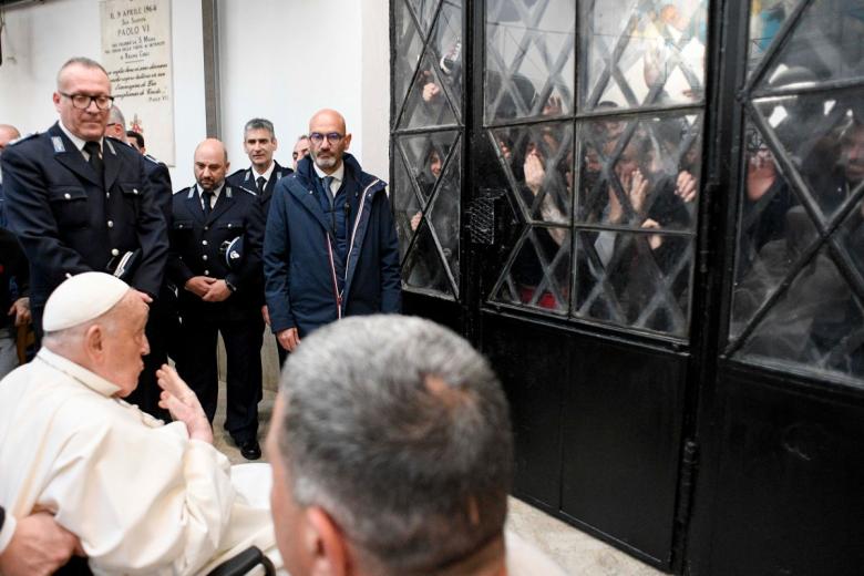 «Me gusta hacer cada año lo que hizo Jesús el Jueves Santo, el lavatorio de los pies, en la cárcel. Este año no puedo, pero sí puedo y quiero estar cerca de ustedes. Rezo por ustedes y sus familias», ha indicado a los presos de la cárcel Regina Coeli en Roma.