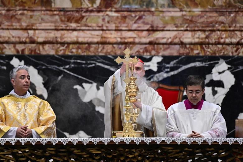El Santo Padre ha animado a «ayudar también a que otros encuentren las páginas de su vida». «Tal vez a los esposos, cuando eligen las lecturas de su matrimonio; o a quienes están de luto y buscan pasajes para encomendar el difunto a la misericordia de Dios y a la oración de la comunidad».