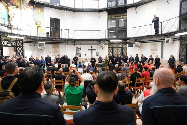 Cerca de 70 personas han estado presentes durante la visita del Papa a este recinto penitenciario.