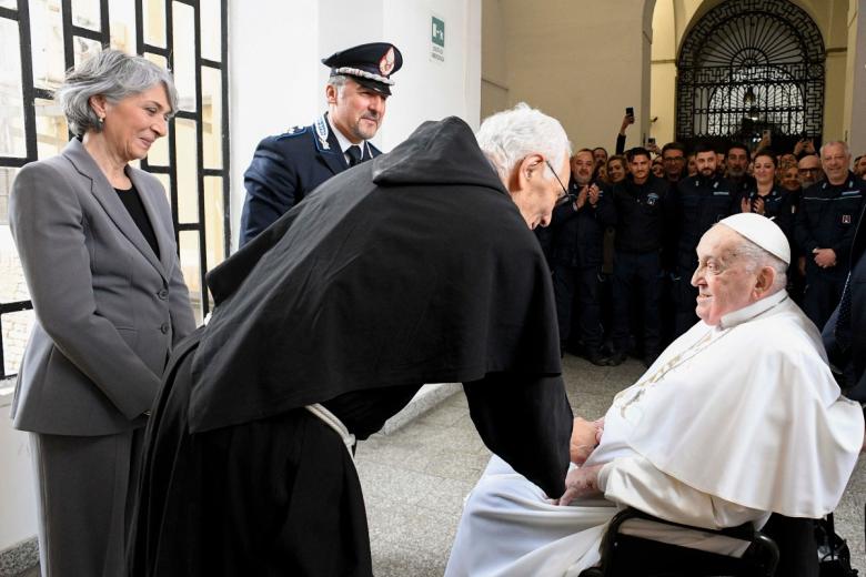 Esta fue la primera audiencia privada del Papa a un grupo grande desde su convalecencia, aunque ha ido apareciendo a final de algunas misas como la del Jubileo de los Enfermos o el Domingo de Ramos, a veces con las cánulas nasales, que este jueves no ha necesitado.