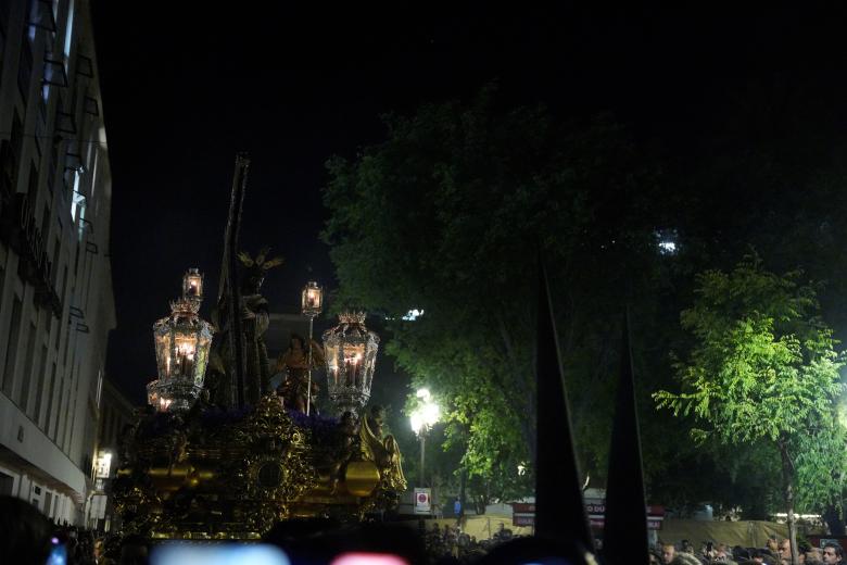 Nuestro Padre Jesús Nazareno, titular de la Hermandad del Silencio, abría la carrera oficial en la Madrugá sevillana