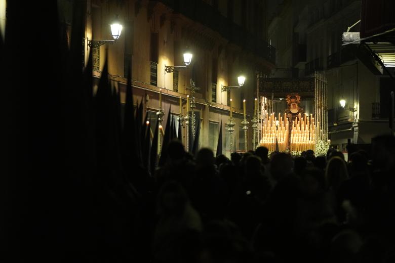 La Hermandad del Calvario –en la imagen, la Virgen de la Presentación– devolvía el silencio a la Campana tras el paso de la Macarena y antes de recibir a la Esperanza de Triana