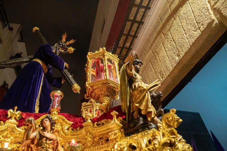 Nuestro Padre Jesús de la Salud abrazaba su Santa Cruz con la voz angelical de las hermanas de la Cruz ante el convento de Santa Ángela