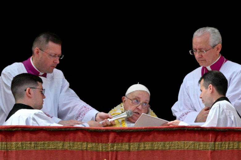 El Papa Francisco ha participado en el acto para dedicar unas palabras a los fieles: «Queridos hermanos y hermanas: Feliz Pascua. El maestro de ceremonias leerá el mensaje», ha señalado.