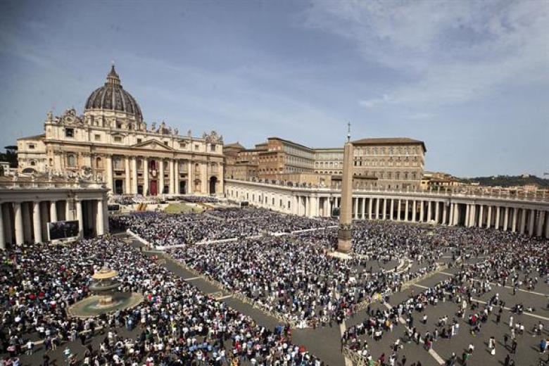 Miles de fieles se han congregado en el Vaticano para asistir a la Misa de Resurrección