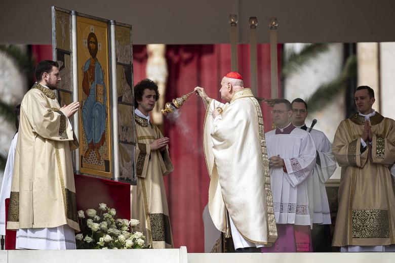 El cardenal Angelo Comastri, en uno de los momentos más significativos de la Misa
