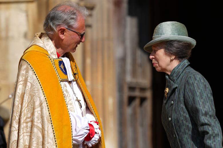 El Deán de Windsor Christopher Cocksworth recibe a la Princesa Ana