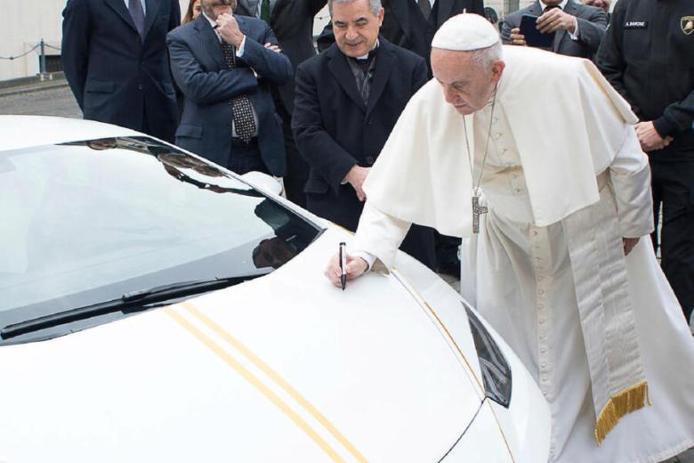 En primer plano el Volkswagen Maggiolo que el presidente de México regaló a Juan Pablo II en 2004, la última unidad fabricada en la planta de Puebla. En segundo plano el Fiat Campagnola en el que sufrió el atentado