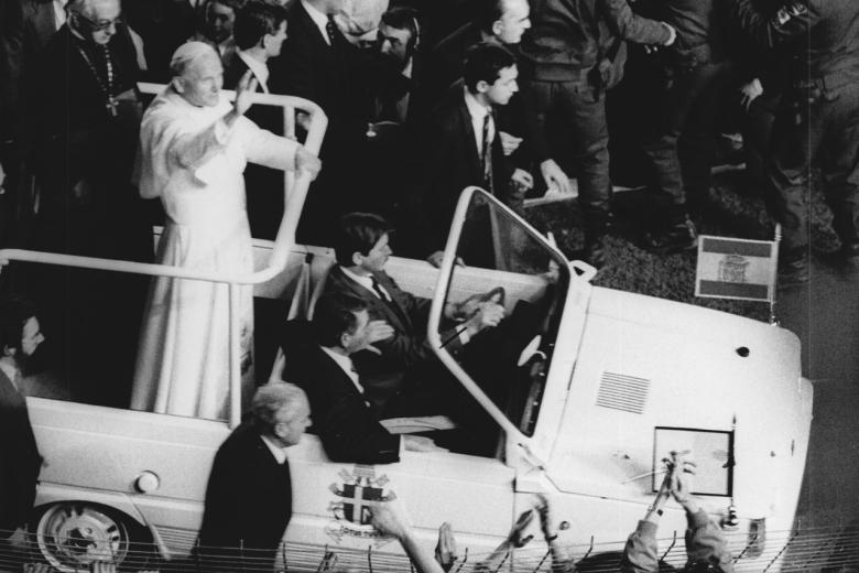 En primer plano el Volkswagen Maggiolo que el presidente de México regaló a Juan Pablo II en 2004, la última unidad fabricada en la planta de Puebla. En segundo plano el Fiat Campagnola en el que sufrió el atentado