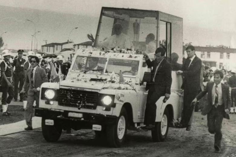 En primer plano el Volkswagen Maggiolo que el presidente de México regaló a Juan Pablo II en 2004, la última unidad fabricada en la planta de Puebla. En segundo plano el Fiat Campagnola en el que sufrió el atentado