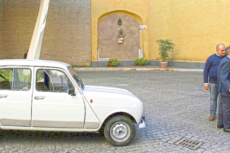En primer plano el Volkswagen Maggiolo que el presidente de México regaló a Juan Pablo II en 2004, la última unidad fabricada en la planta de Puebla. En segundo plano el Fiat Campagnola en el que sufrió el atentado