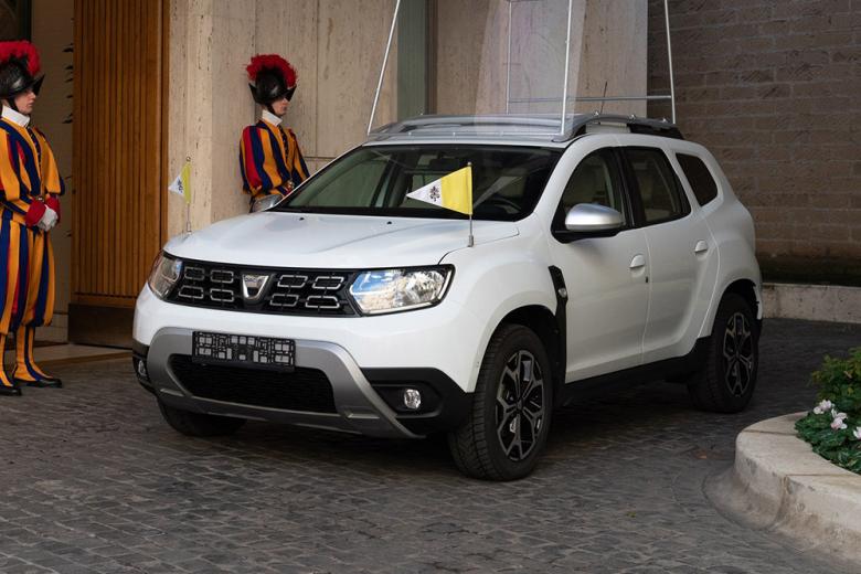 En primer plano el Volkswagen Maggiolo que el presidente de México regaló a Juan Pablo II en 2004, la última unidad fabricada en la planta de Puebla. En segundo plano el Fiat Campagnola en el que sufrió el atentado
