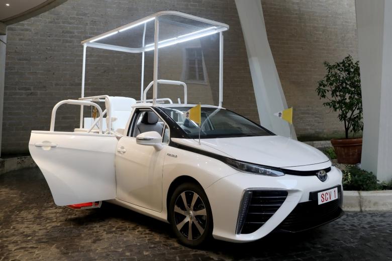 En primer plano el Volkswagen Maggiolo que el presidente de México regaló a Juan Pablo II en 2004, la última unidad fabricada en la planta de Puebla. En segundo plano el Fiat Campagnola en el que sufrió el atentado