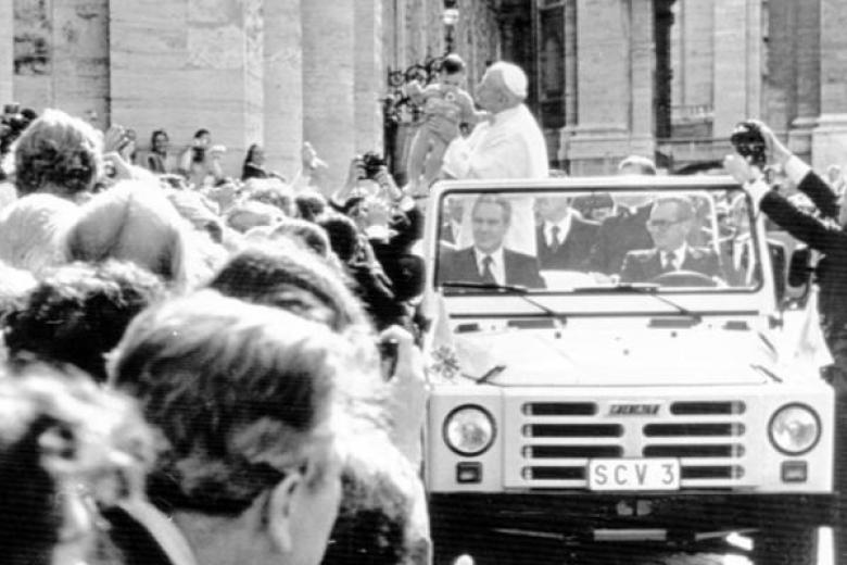 El Fiat Campagnola en el que Juan Pablo II recibió en 1980 y en el que se recorría la plaza de San Pedro cuando sufrió el atentado de 1981. Un vehículo que marcó el inicio de los papamóvil cerrados con cristales blindados