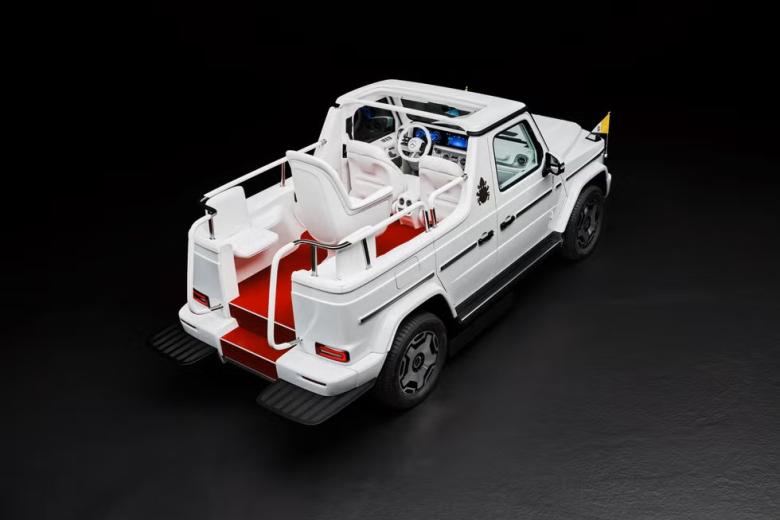 No es el primer eléctrico del Papa, pues ya recibió un VW e incluso un Renault, pero sí es una de las piezas más espectaculares del garaje, un nuevo Clase M