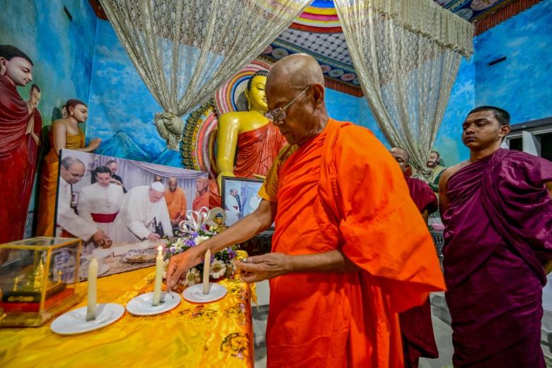 Un monje budista de Sri Lanka, Banagala Upatissa (izq.), rinde homenaje floral al papa Francisco