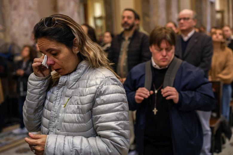 Una mujer llora la muerte del Papa Francisco en la Catedral de Buenos Aires, Argentina