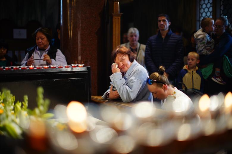 Fieles católicos rezan tras la muerte del Sumo Pontífice en la Catedral de Westminster de Londres, Reino Unido