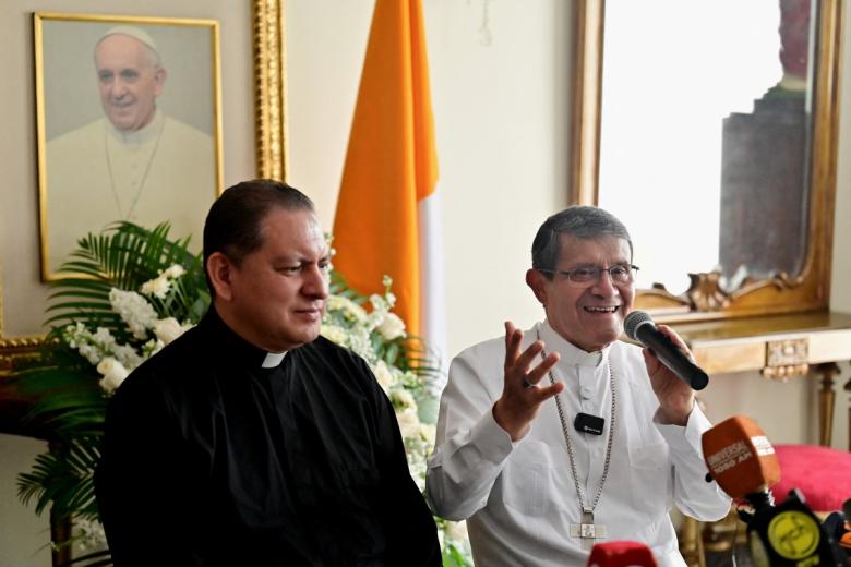 El Arzobispo de Guayaquil, Luis Cabrera, junto al Padre Omar Mateo, ofrecen una conferencia de prensa sobre la muerte del Papa Francisco en Guayaquil, Ecuador