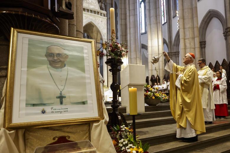 El cardenal y arzobispo metropolitano de Sao Paulo (Brasil), Odilo Scherer, celebra un servicio en memoria del difunto Papa Francisco.