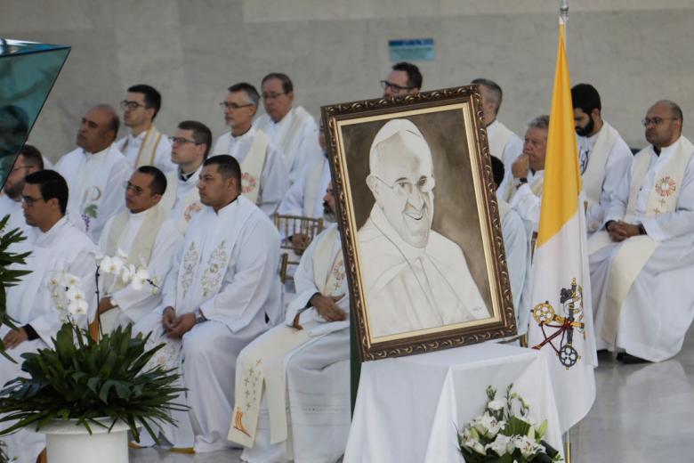 Una imagen del Papa Francisco se exhibe durante una misa en su honor tras el anuncio del Vaticano de su muerte en la Catedral de Brasilia (Brasil)