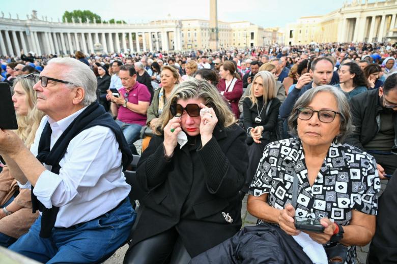 Un grupo de fieles lloran la muerte del Papa Francisco en la Plaza de San Pedro del Vaticano