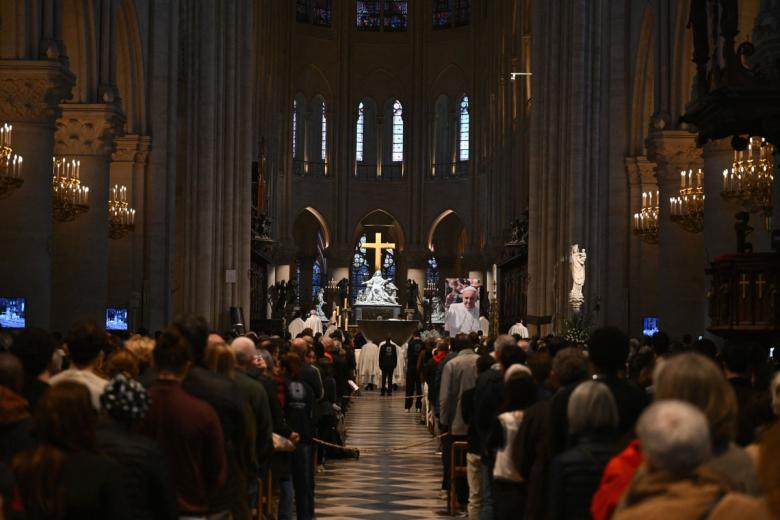 Una multitud de fieles congregadas en la Catedral de Notre Dame, en París, rezan tras la muerte del Papa Francisco
