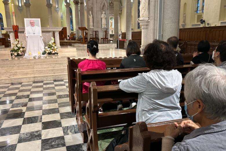 Un grupo de personas congregadas en Catedral de la Inmaculada Concepción en Hong Kong rezan tras la muerte del Sumo Pontífice