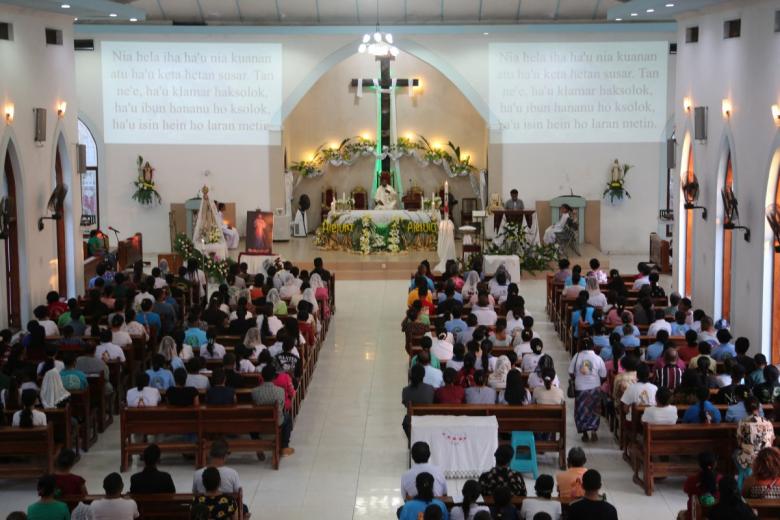 Un grupo de católicos durante una misa especial en memoria del Papa Francisco en la iglesia de Balide en Dili, Timor Oriental.