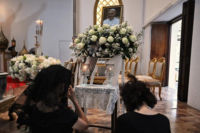 Fieles católicos rezan en memoria del Papa Francisco en la Iglesia del Santísimo Redentor en Bangkok