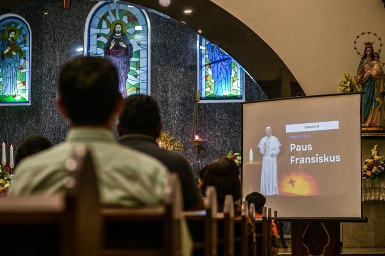 Un grupo de fieles homenajean al Papa Francisco en Malasia