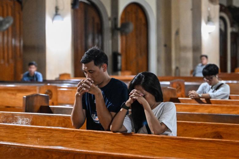 Un grupo de fieles homenajean al Papa Francisco en Indonesia