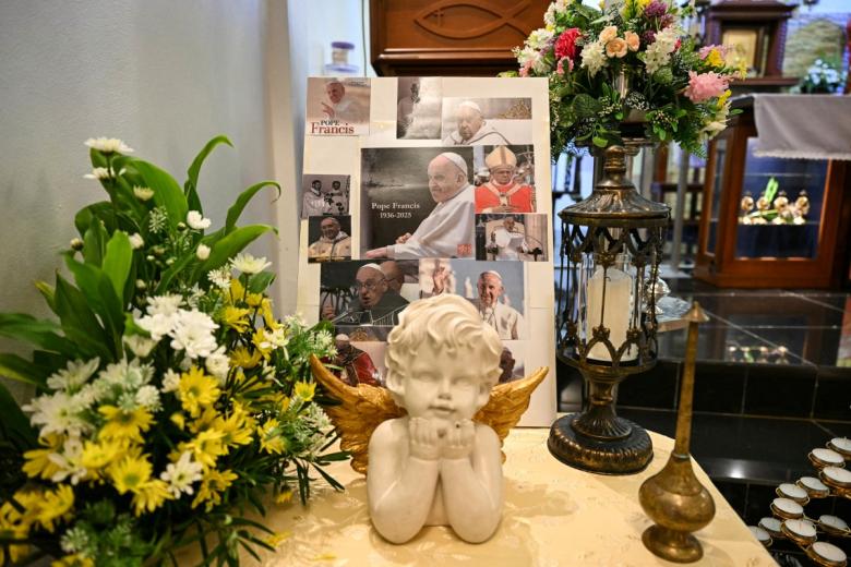 Un altar en memoria del Papa Francisco se exhibe en una iglesia de China