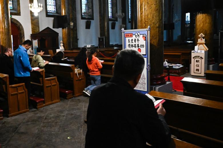 Un altar en memoria del Papa Francisco se exhibe en una iglesia de China