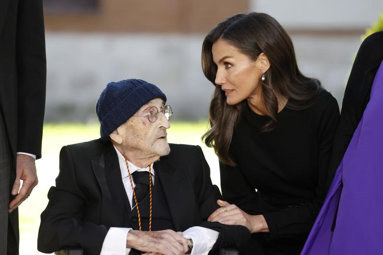 Spanish Queen Letizia with writer Alvaro Pombo during Miguel de Cervantes awards in Alcalá de Henares( Madrid) on Wednesday, 23 April 2025.