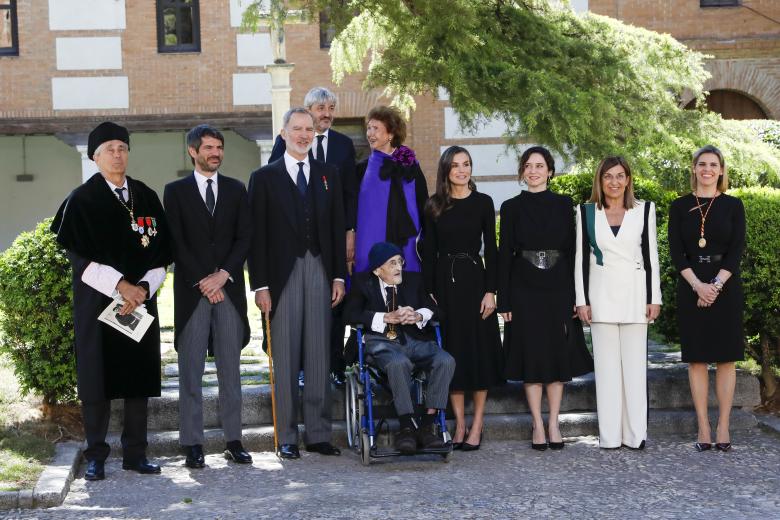 Spanish Queen Letizia with writer Alvaro Pombo during Miguel de Cervantes awards in Alcalá de Henares( Madrid) on Wednesday, 23 April 2025.