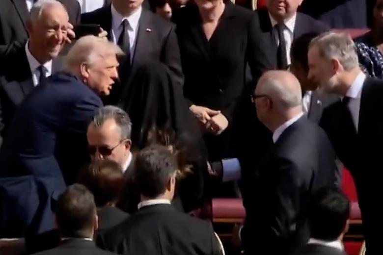 Felipe VI estrechando la mano de Trump en el funeral del Papa Francisco