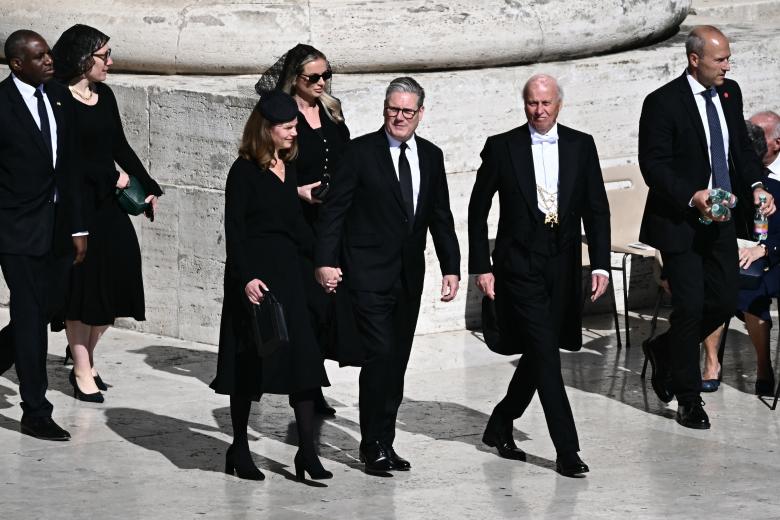 El primer ministro británico, Keir Starmer (centro), y su esposa, Victoria Starmer (centro/izquierda), con el secretario de Relaciones Exteriores británico, David Lammy (izquierda), llegan antes de la ceremonia fúnebre del difunto Papa Francisco en la Pla