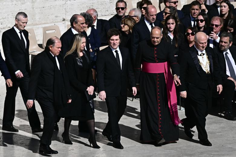 El presidente de Argentina, Javier Milei (centro), camina junto a su hermana Karina Milei (segunda izquierda) cuando llegan a la ceremonia fúnebre del Papa Francisco en la Basílica de San Pedro