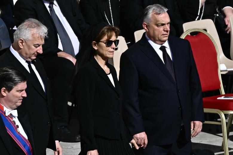 El primer ministro húngaro, Viktor Orban (Derecha), y su esposa, Anikó Lévai, llegan al funeral del papa Francisco en la Plaza de San Pedro del Vaticano