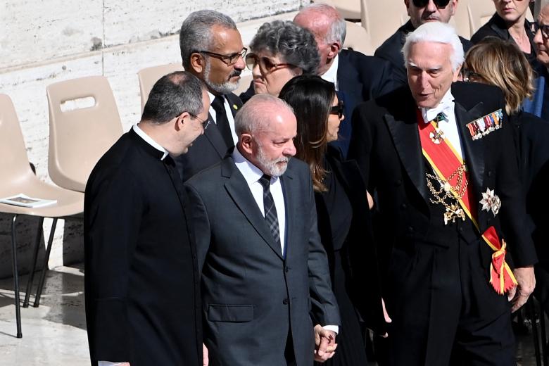 El presidente de Brasil, Luiz Inácio Lula da Silva (centro), llega al funeral del difunto Papa Francisco en la Plaza de San Pedro del Vaticano