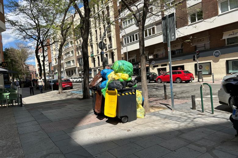Por su parte, las empresas de recogida de basura de Madrid aseguran que «diariamente» se está cubriendo el 100 % de los servicios mínimos, pero que si no se pueden ejecutar es debido a los «continuos sabotajes a los vehículos»