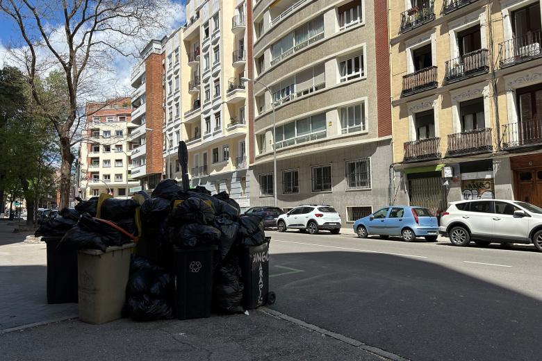 Las bolsas de residuos se amontonan junto a los contenedores llenos de los distritos de Madrid