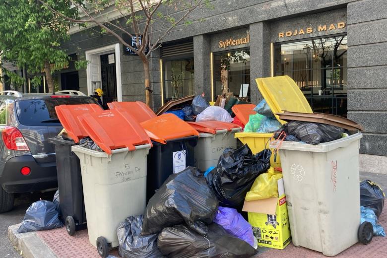 Los desperdicios se acumulan en las calles de la ciudad de Madrid, donde, según el decreto de servicios mínimos, ha de recogerse la basura en días alternos en función de los distritos.