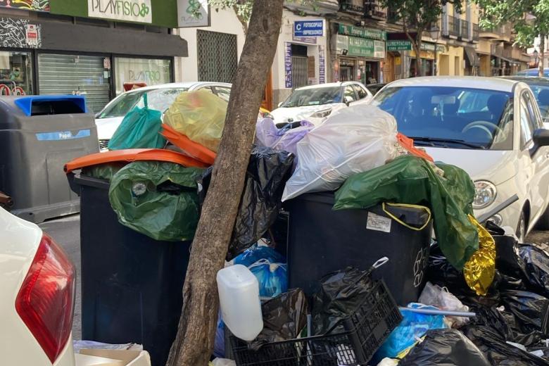 La huelga se produce en el marco de las negociaciones de un nuevo convenio colectivo que están llevando a cabo las empresas encargadas del servicio de recogida de residuos con los sindicatos, que reclaman mejoras en las condiciones laborales de los trabajadores.