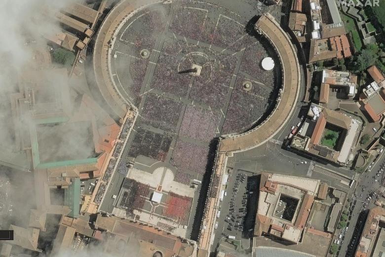 Una imagen satelital proporcionada por Maxar Technologies muestra la Plaza de San Pedro durante la misa funeral del Papa Francisco, en la Ciudad del Vaticano
