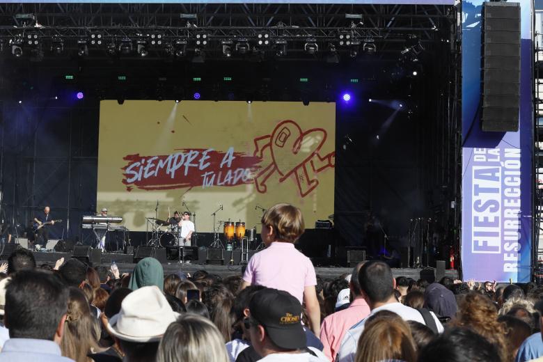 El grupo Siempre a tu lado, durante el concierto de la III Fiesta de la Resurrección