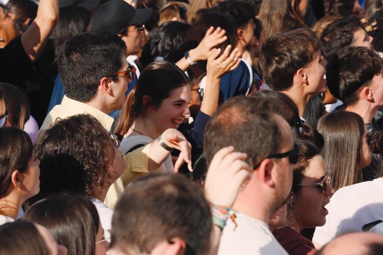 Una monja disfruta de la III Fiesta de la Resurrección